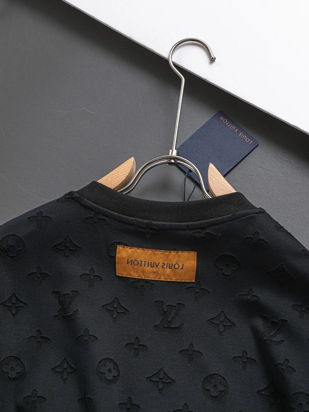 🅿️200 Louis Vuitton Louis Vuitton 1V slightly wide version S-XL 25SS LV new product counter catwalk style full body cut burnt letter logo heavy craftsmanship same style for men and women! Short-sleeves are not the same as the general public, but must be unique and eye-catching. This LV short-sleeves is all about quality, comfort, consistent style, fashion, including fabrics and cutting techniques, all of which have been made with great effort! 320 grams of washed pure cotton fabric, pure cotton is breathable, very refreshing and comfortable for daily wear. The rib knitting on the neckline is smooth and tight, and the neckline will not be skewed if you toss it at will. The loose version, you will find that it looks really good on the upper body. The overall is minimalist and neat, super versatile for daily use! Pair it casually with a pair of pants for a youthful look. A T-shirt will make your outfit crazy. It is a fashionable item that can never go wrong! Black, white, blue purple Size: S-XL Size chart: S: Shoulder width 50-Bust 54-Length 70 M: Shoulder width 52-Bust 56.5-Length 72 L: Shoulder width 54-Bust 59-Length 74 XL: Shoulder width 56-Bust 61.5-Length 76